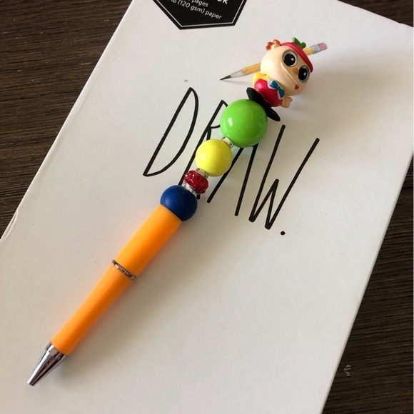 Disney Doorables: Alice in Wonderland: Tweedledum handmade beaded pen - Picture 2 of 3